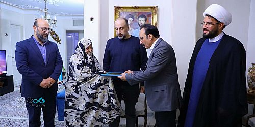 تجلیل اعضای هیأت مدیره بانک دی از دو مادر شهید